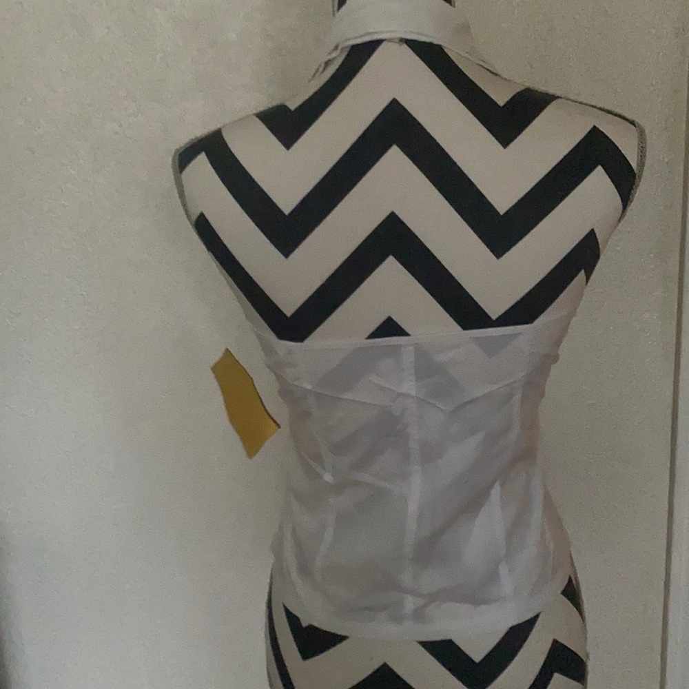 NWT - Cute white top with zipper front and snap - Picture 3 of 5
